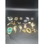 Lot of quality costume brooches.