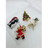 Lot of 4 christmas brooches.