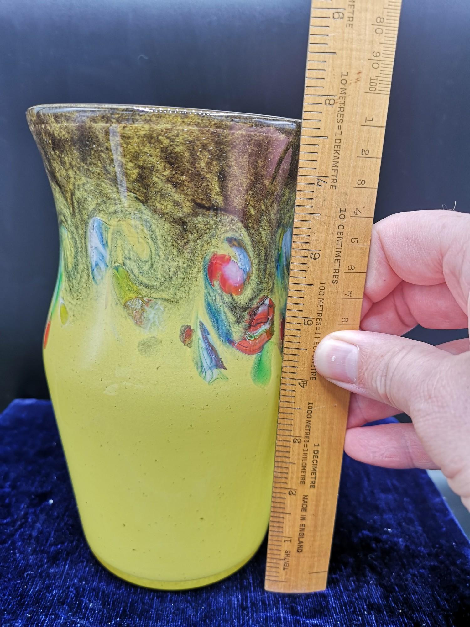 Scottish starthearn glass yellow with black colourations with swirls vase approximately 8 inches - Bild 2 aus 5