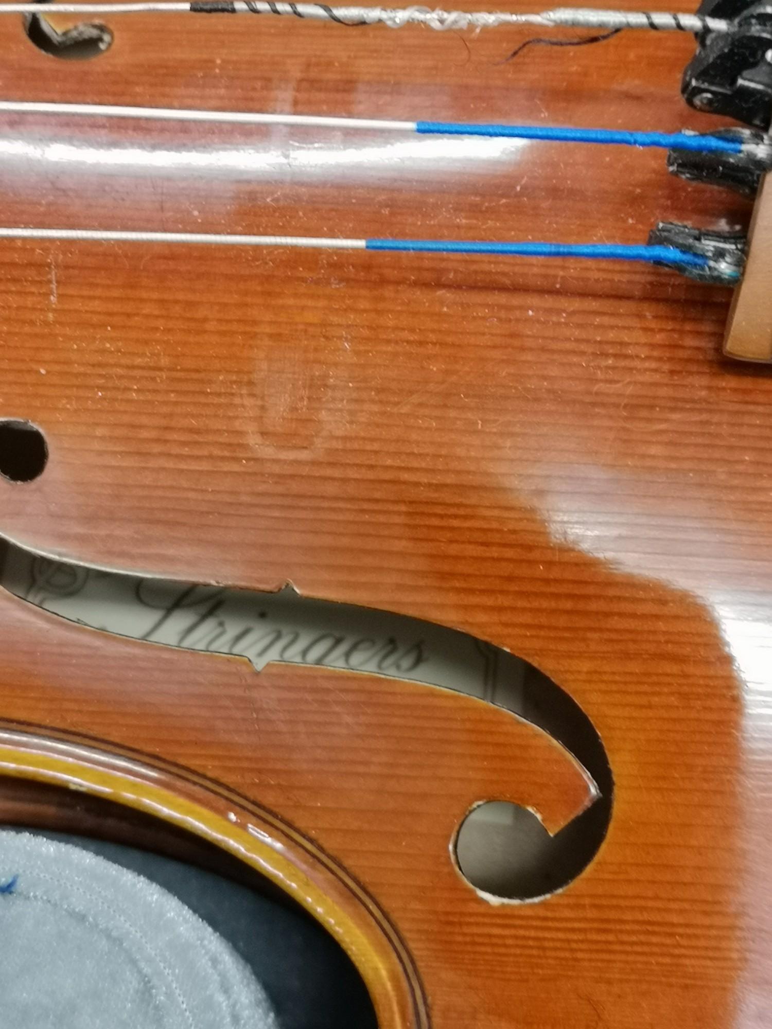 Stinger violin with bow in fitted casing. - Bild 2 aus 2