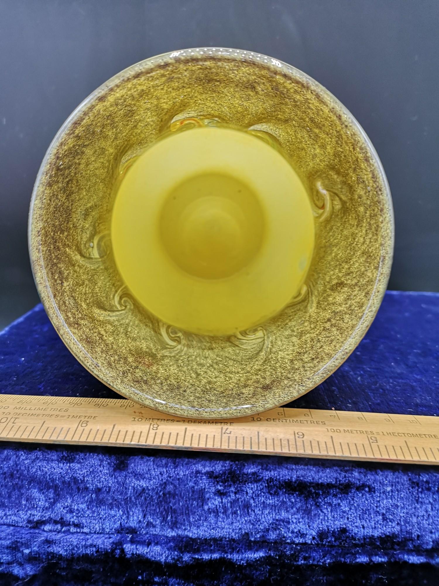Scottish starthearn glass yellow with black colourations with swirls vase approximately 8 inches - Bild 4 aus 5