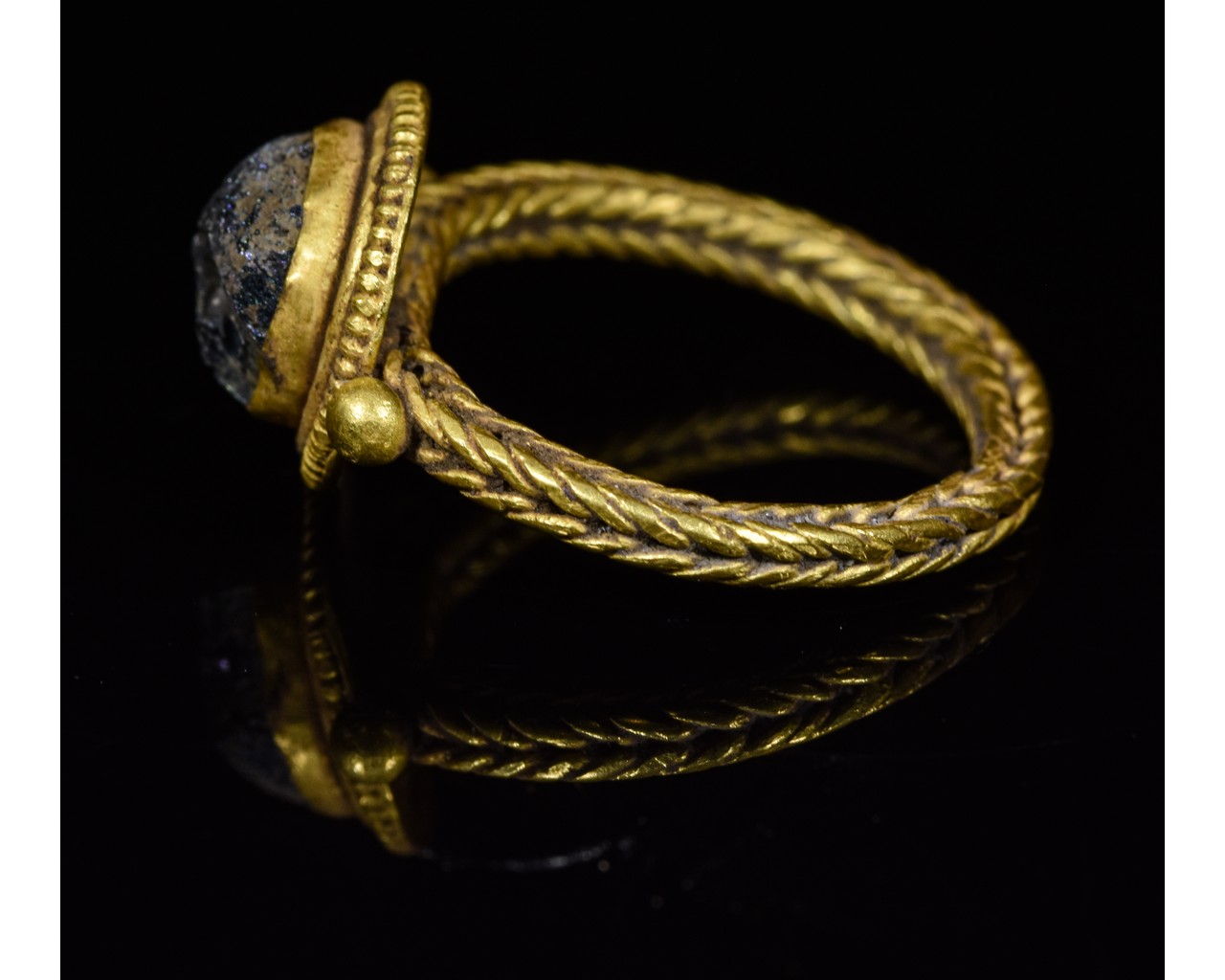 MEDIEVAL GOLD RING WITH CABOCHON - Image 2 of 4