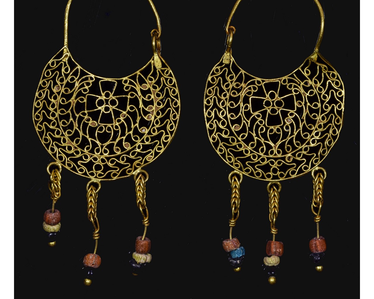 BYZANTINE GOLD EARRINGS WITH CROSSES AND BEADS - Image 2 of 3