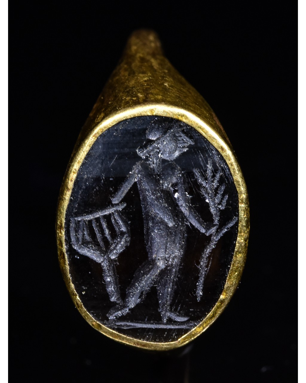 ROMAN GOLD INTAGLIO RING WITH APOLLO KITHAROIDOS - Image 5 of 5