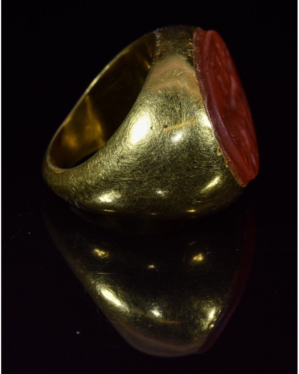 LARGE GANDHARAN GOLD INTAGLIO RING WITH MINOTAUR - Image 4 of 5
