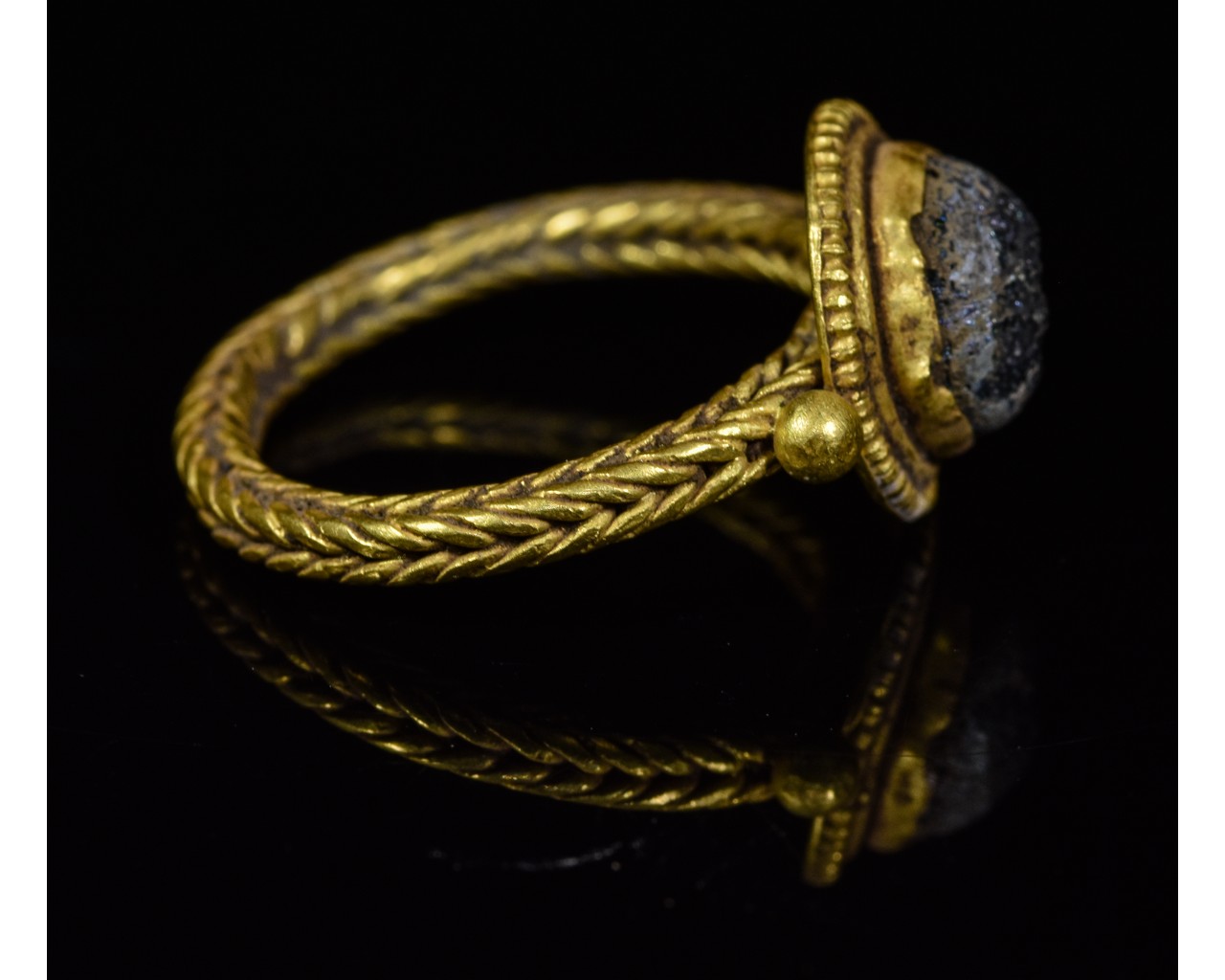 MEDIEVAL GOLD RING WITH CABOCHON - Image 4 of 4