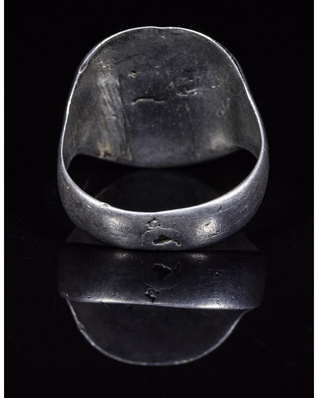 MEDIEVAL SILVER SEAL RING - BOW, ARROWS AND SCRIPT - Image 3 of 4
