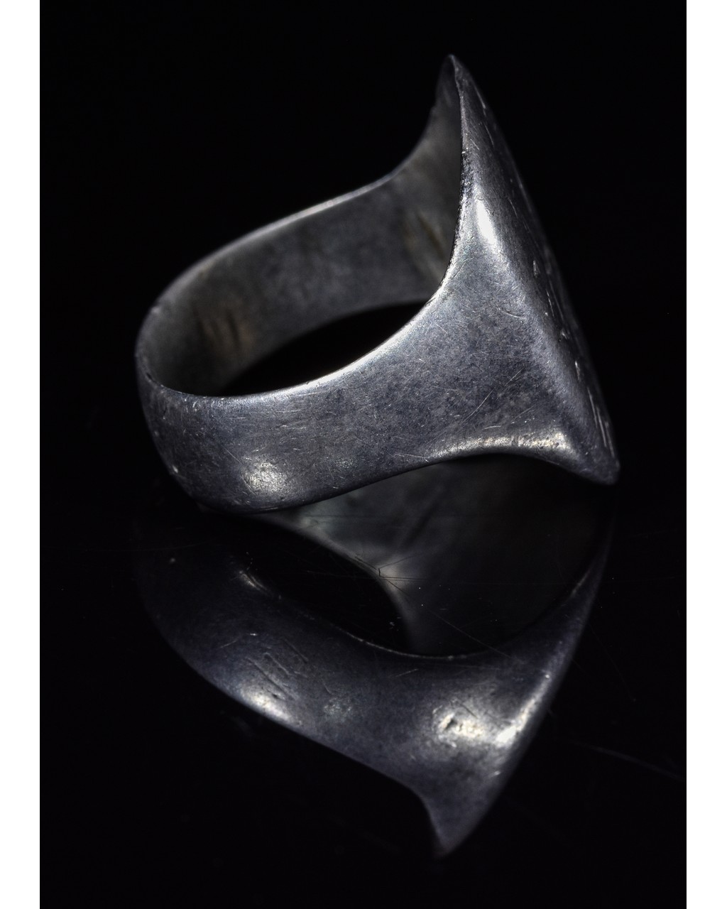 MEDIEVAL SILVER SEAL RING - BOW, ARROWS AND SCRIPT - Image 4 of 4
