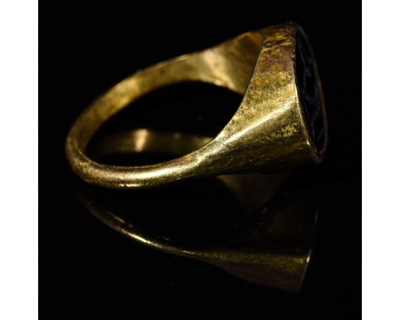 ROMAN GOLD INTAGLIO RING WITH APOLLO KITHAROIDOS - Image 4 of 5