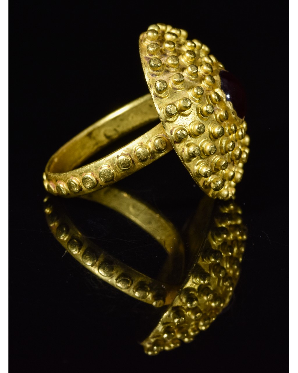 ROMAN GOLD RING WITH GARNET STONE - Image 5 of 5