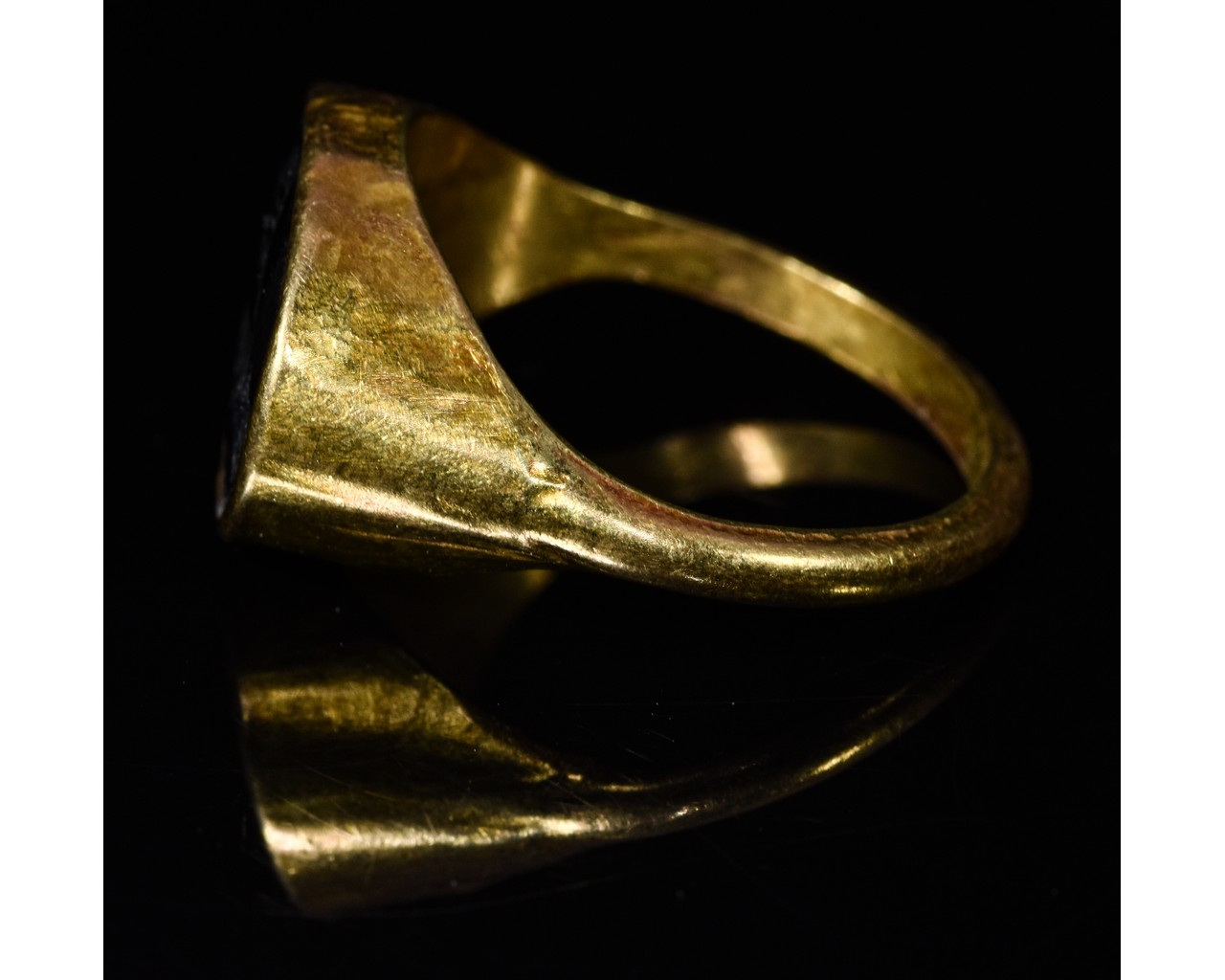 ROMAN GOLD INTAGLIO RING WITH APOLLO KITHAROIDOS - Image 2 of 5