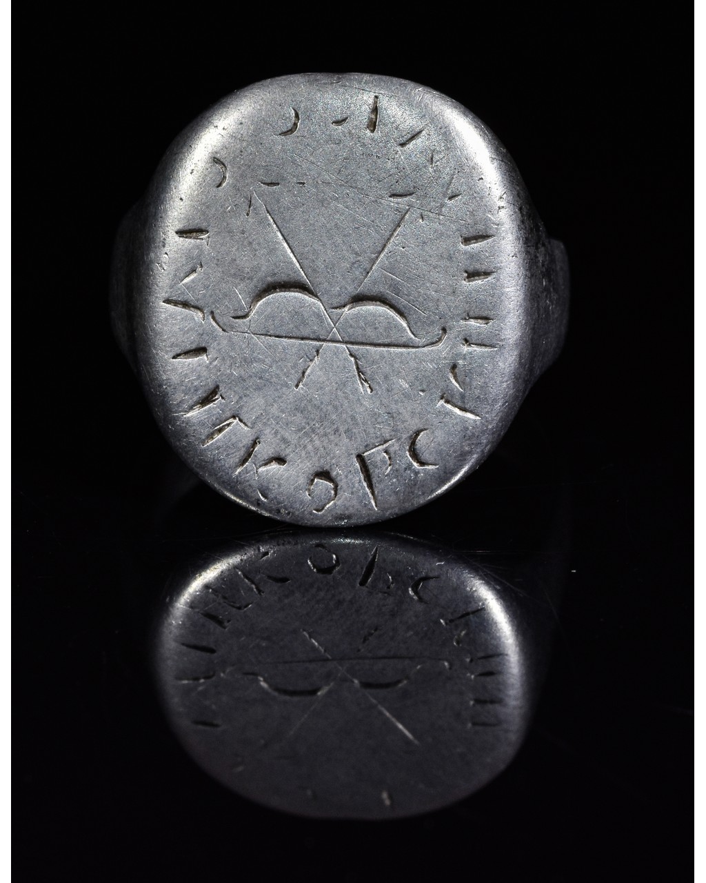 MEDIEVAL SILVER SEAL RING - BOW, ARROWS AND SCRIPT - Image 2 of 4