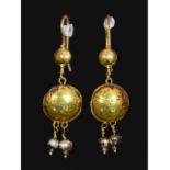 PAIR OF ROMAN GOLD EARRINGS WITH PEARLS