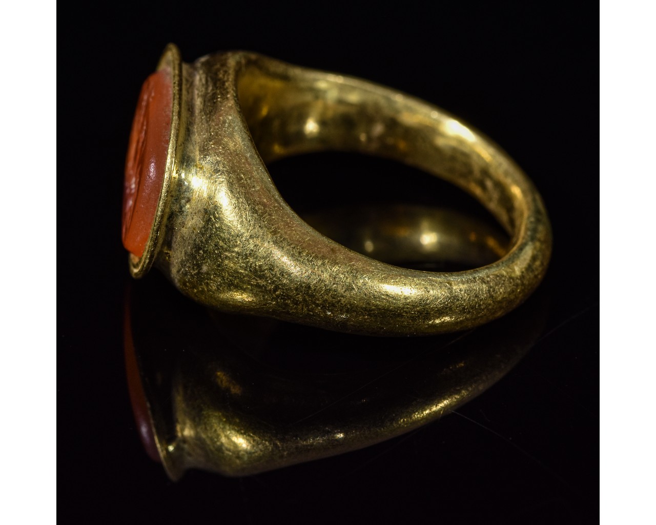 ROMAN GOLD INTAGLIO RING - TWO FIGHTING ROOSTERS - Image 2 of 4