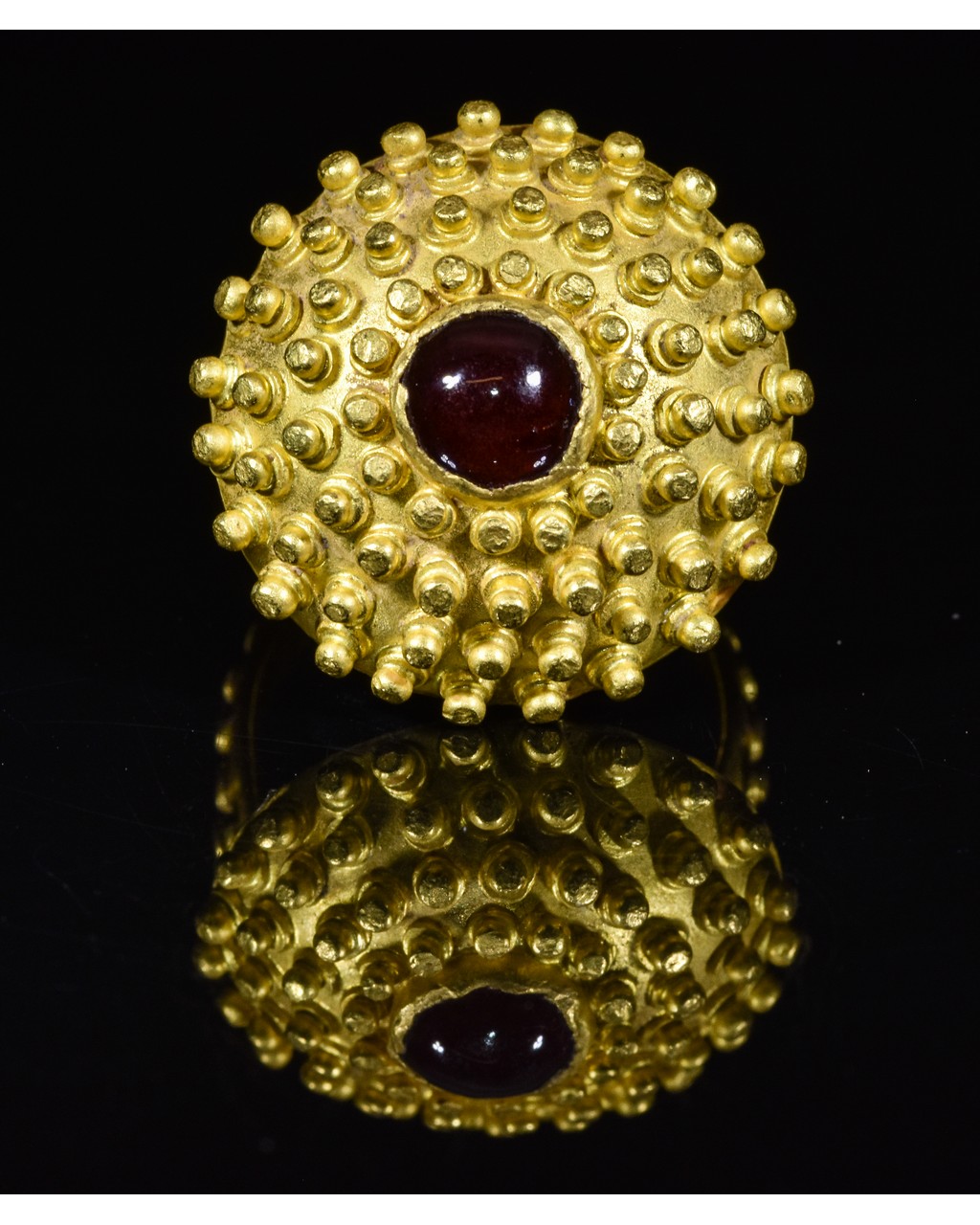 ROMAN GOLD RING WITH GARNET STONE