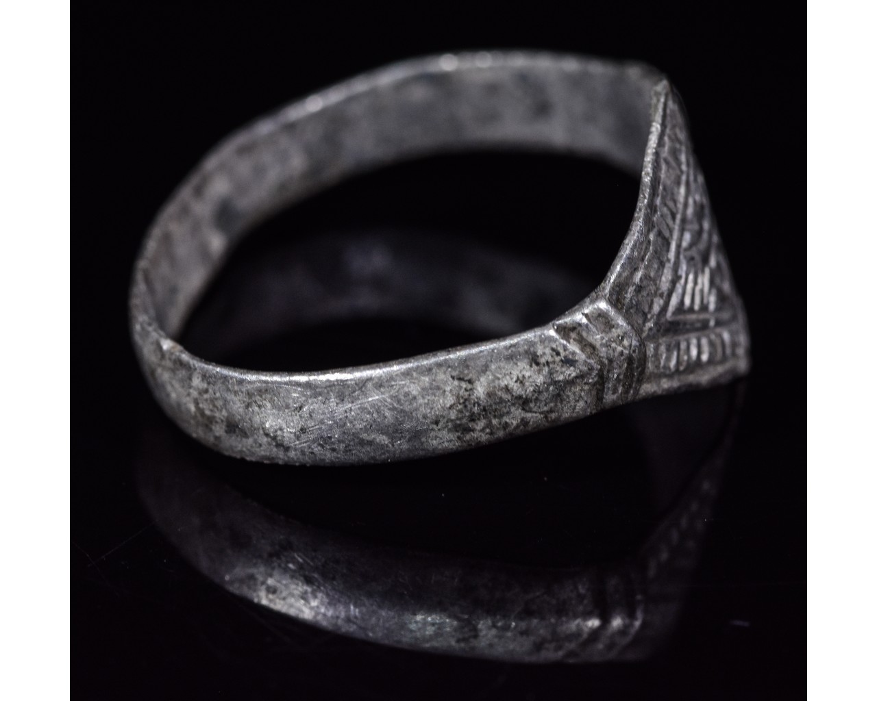 VIKING SILVER RING WITH RUNIC SYMBOLS - Image 4 of 4