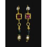 ROMAN GOLD EARRINGS WITH PEARLS, EMERALDS, AND GARNETS.