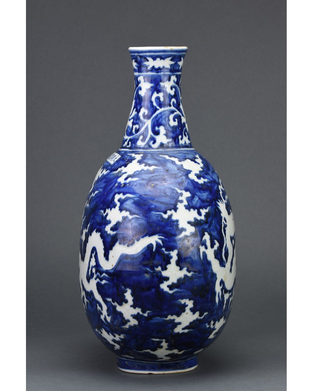 CHINESE BLUE AND WHITE GLOBULAR DRAGON VASE - Image 3 of 8