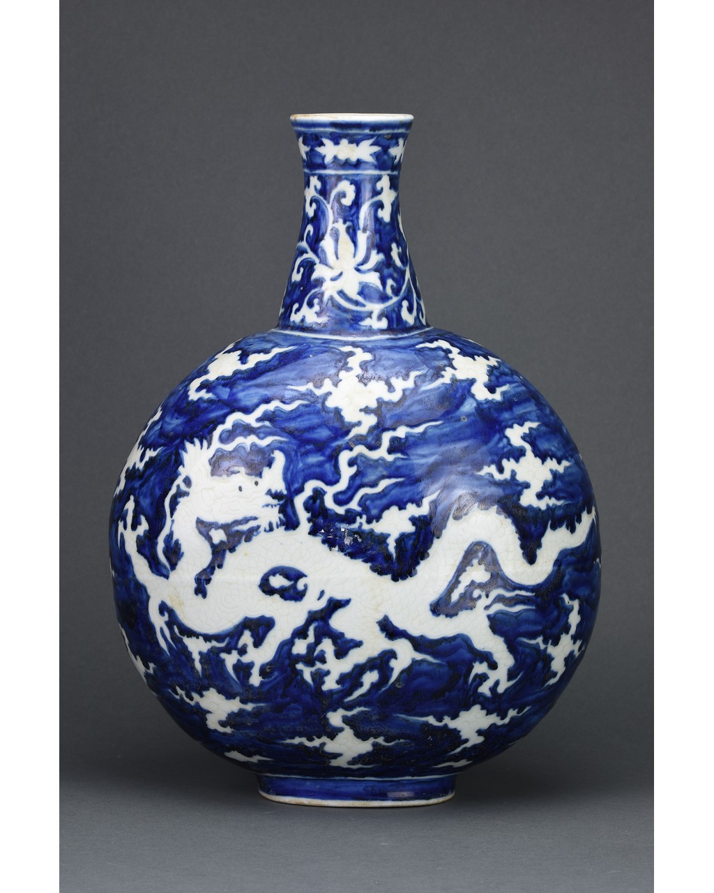 CHINESE BLUE AND WHITE GLOBULAR DRAGON VASE - Image 4 of 8