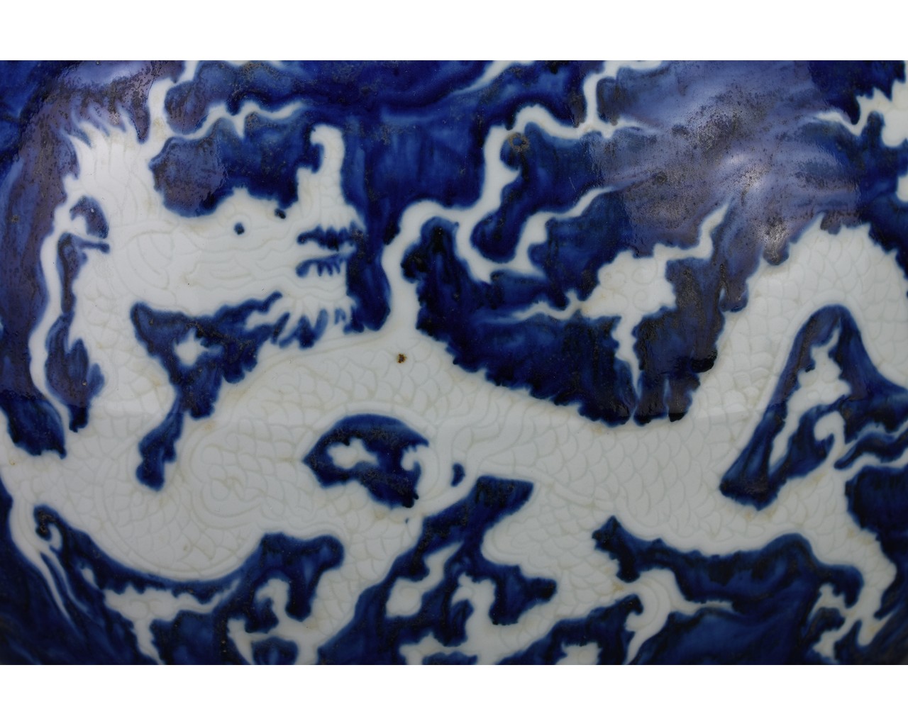 CHINESE BLUE AND WHITE GLOBULAR DRAGON VASE - Image 7 of 8