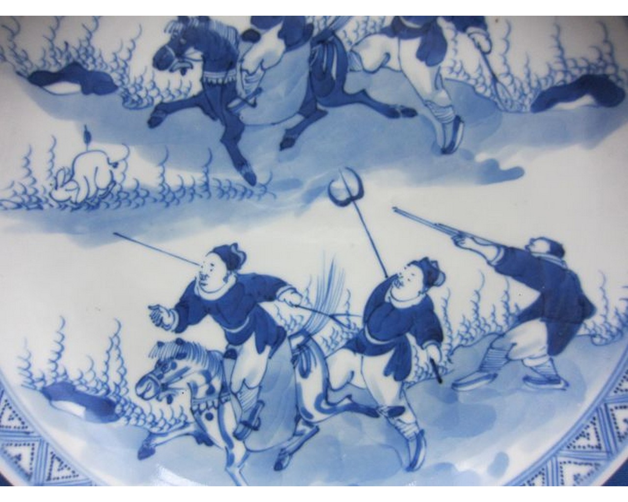CHINESE BLUE AND WHITE PORCELAIN PLATE WITH HUNTERS - Image 2 of 5