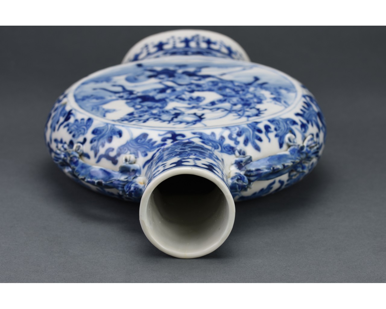 CHINESE BLUE AND WHITE PORCELAIN MOON FLASK - Image 5 of 6