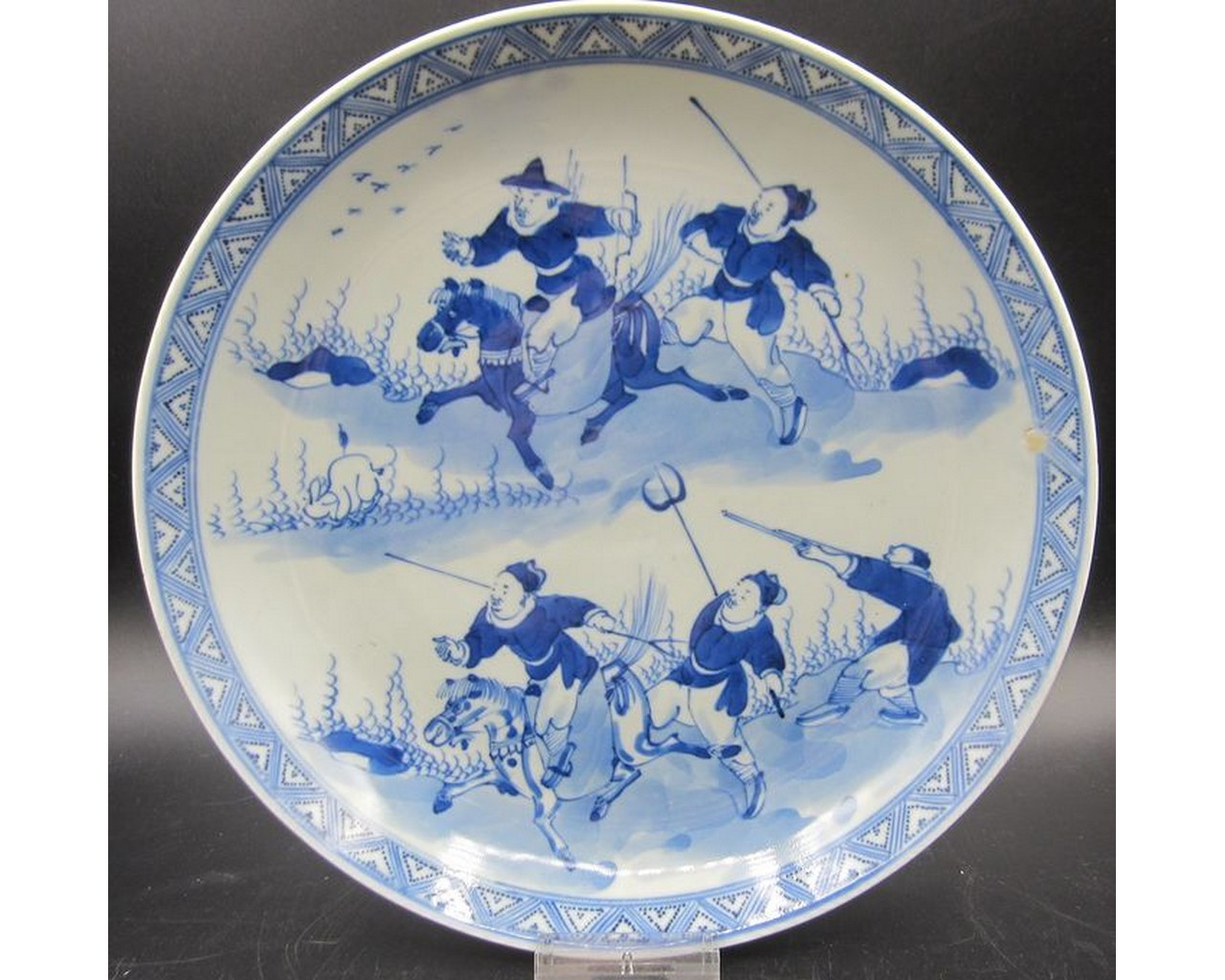 CHINESE BLUE AND WHITE PORCELAIN PLATE WITH HUNTERS