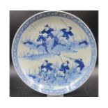 CHINESE BLUE AND WHITE PORCELAIN PLATE WITH HUNTERS