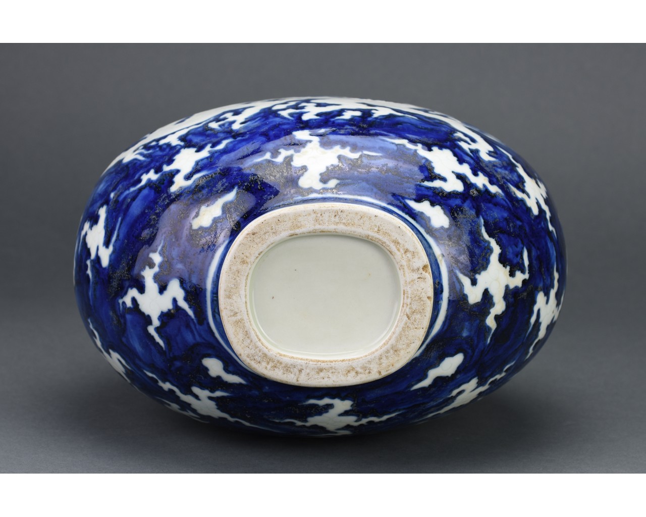 CHINESE BLUE AND WHITE GLOBULAR DRAGON VASE - Image 6 of 8