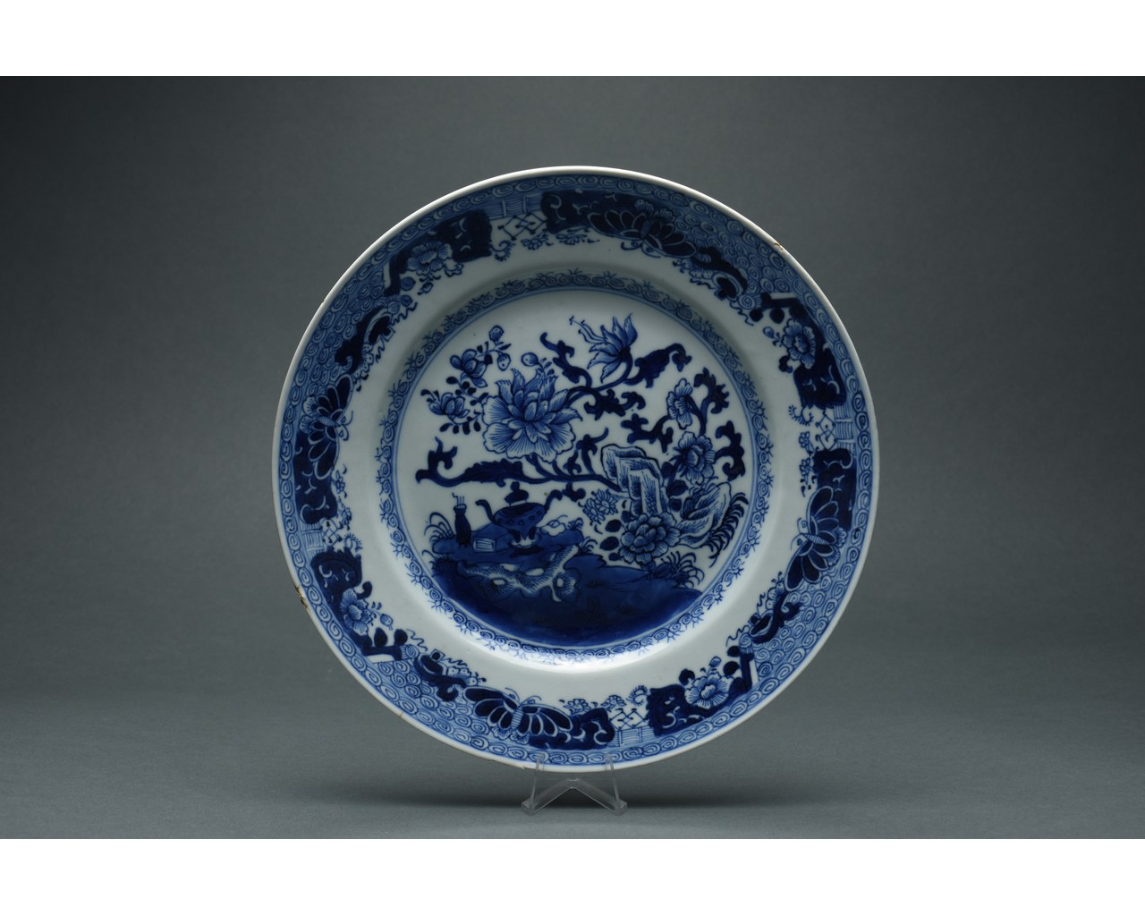 CHINESE QING BLUE AND WHITE PORCELAIN PLATE