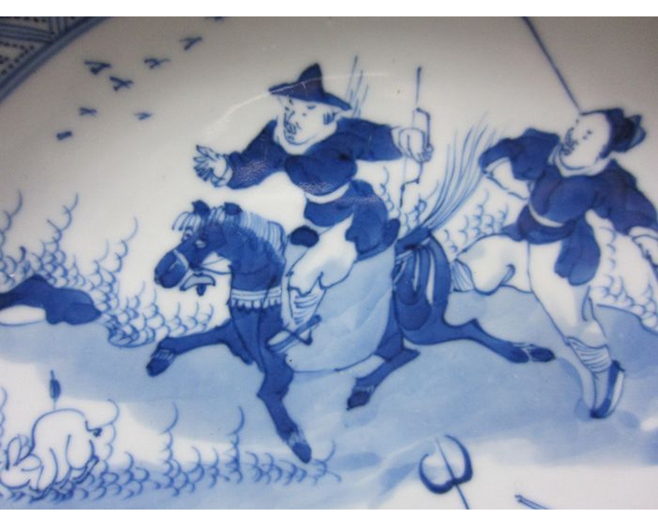 CHINESE BLUE AND WHITE PORCELAIN PLATE WITH HUNTERS - Image 3 of 5