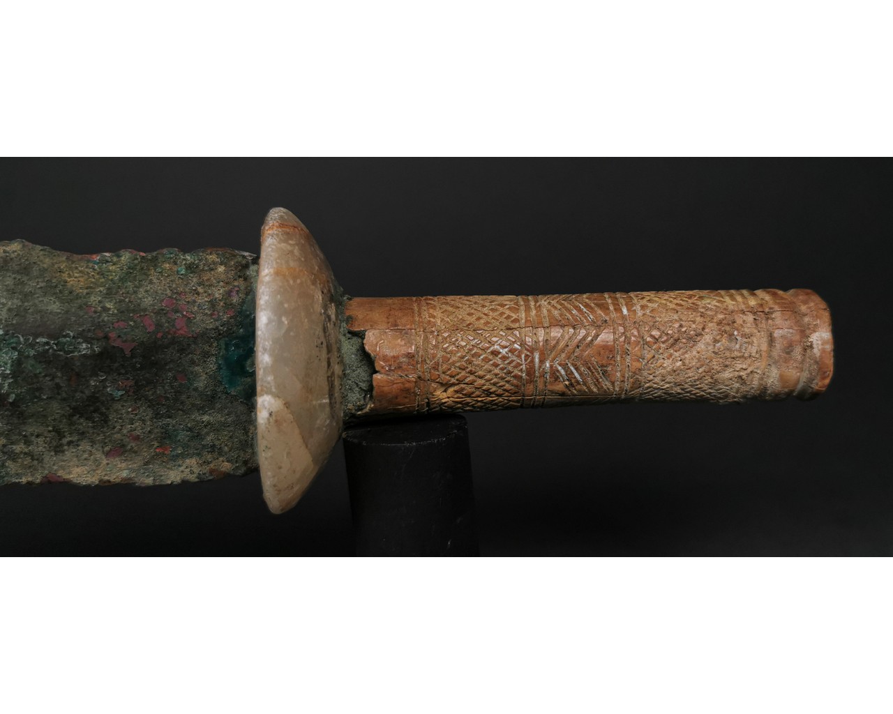RARE ANCIENT BRONZE SWORD WITH BONE HANDLE - Image 5 of 6