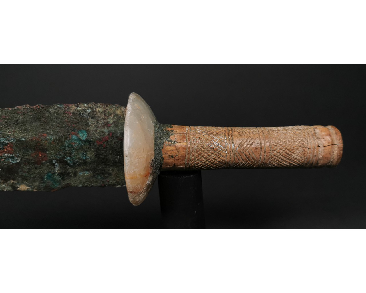 RARE ANCIENT BRONZE SWORD WITH BONE HANDLE - Image 2 of 6