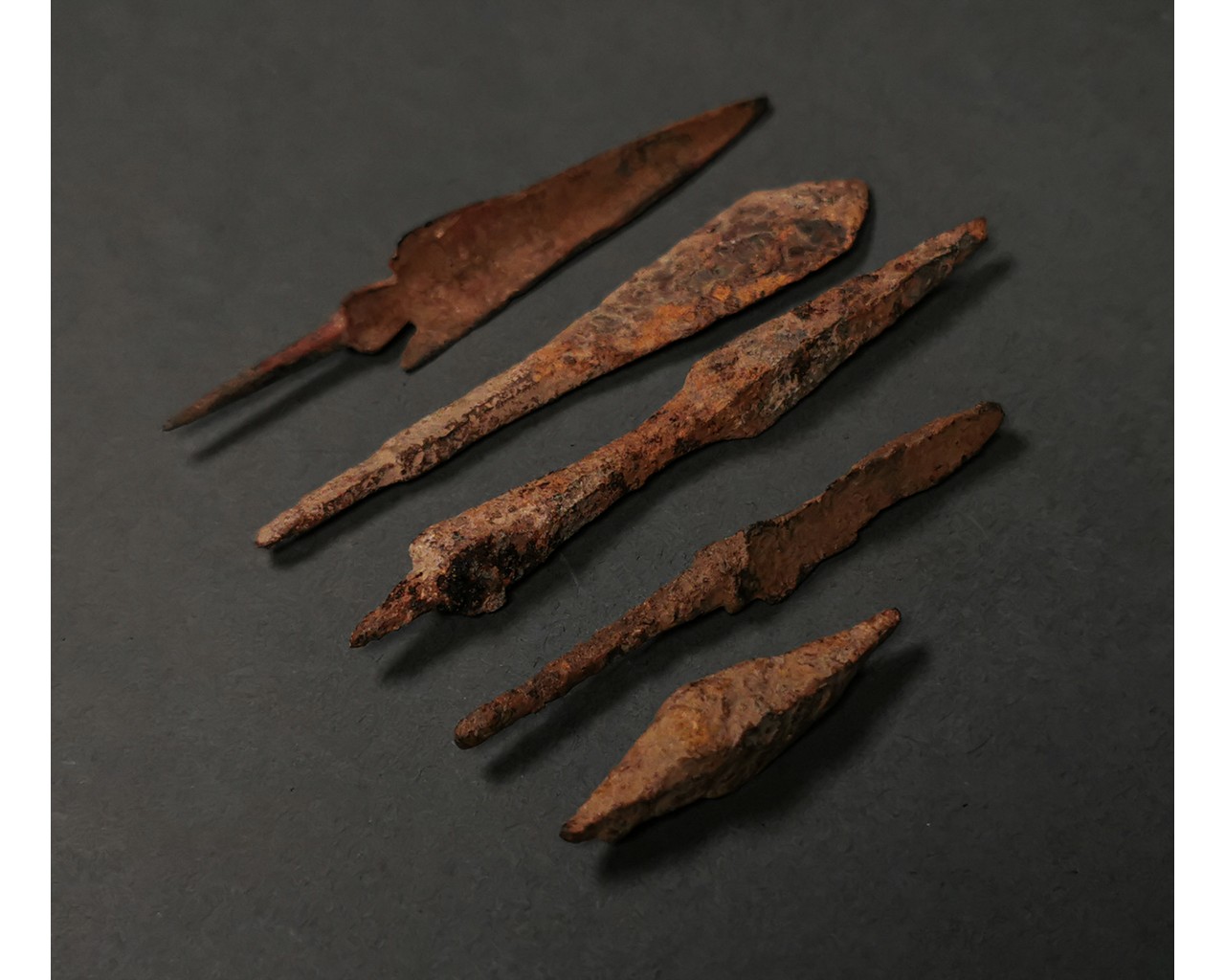 MEDIEVAL IRON ARROW HEADS (5) - Image 2 of 3