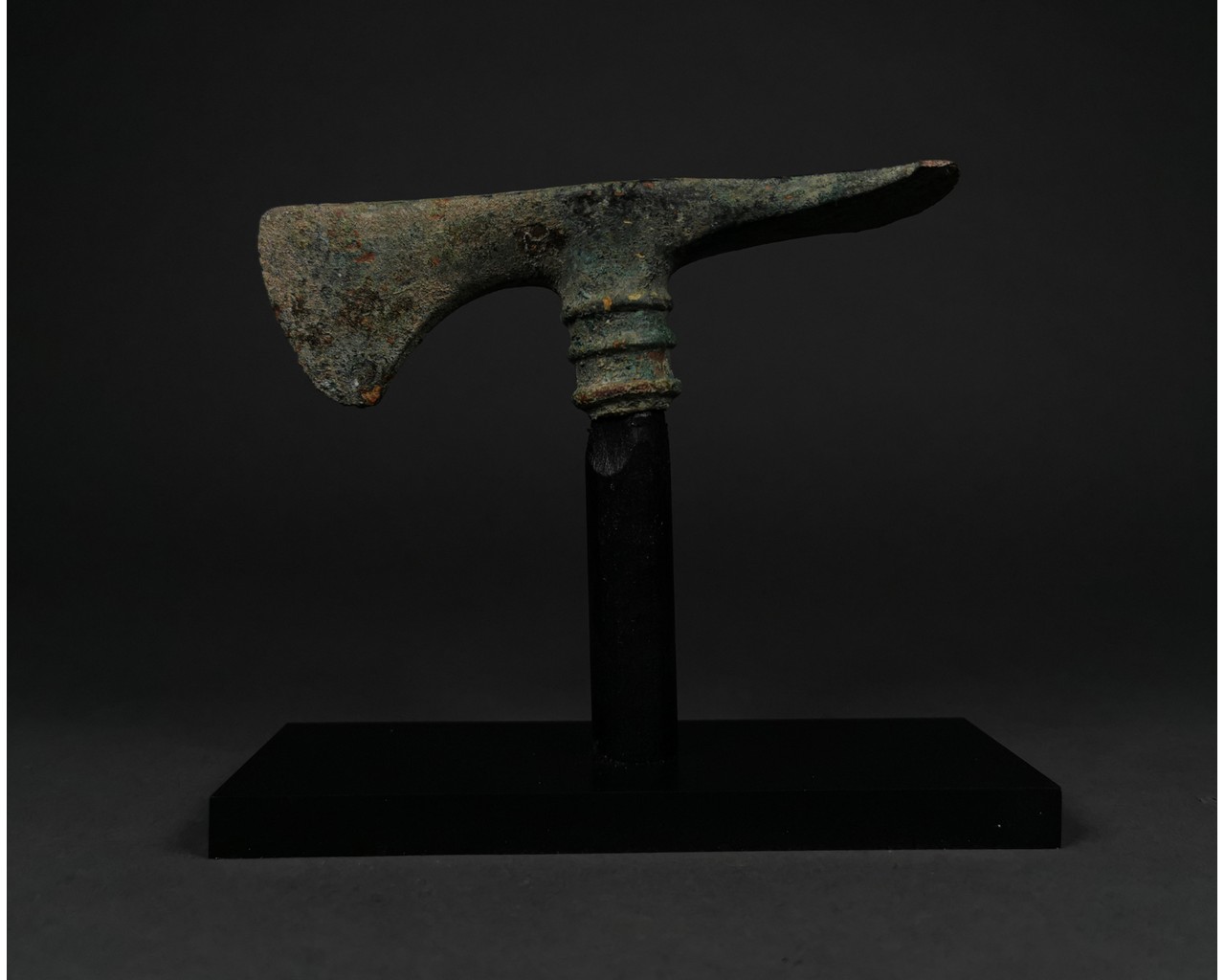 HEAVY BRONZE AGE BATTLE AXE ON STAND - Image 3 of 5