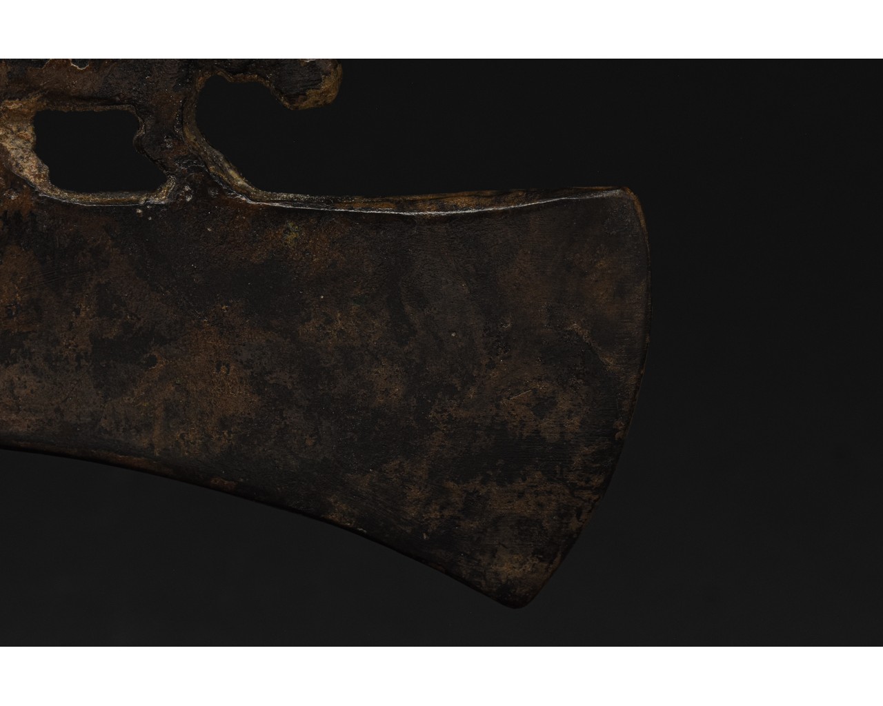 BRONZE AGE AXE HEAD WITH STYLISED TIGER - Image 5 of 7