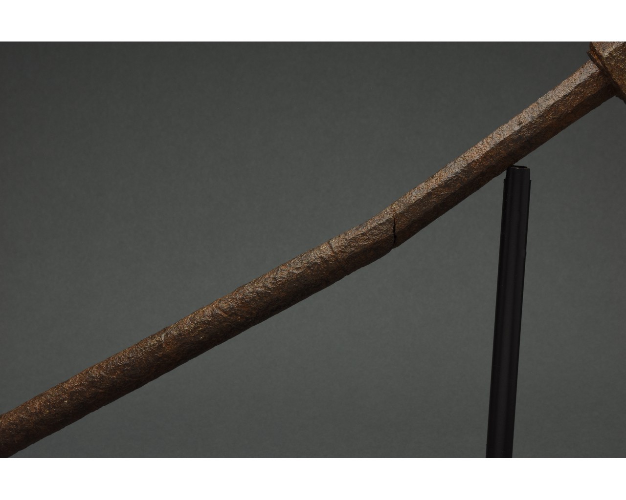 MEDIEVAL BATTLE AXE AND HAMMER WITH HANDLE - Image 4 of 7