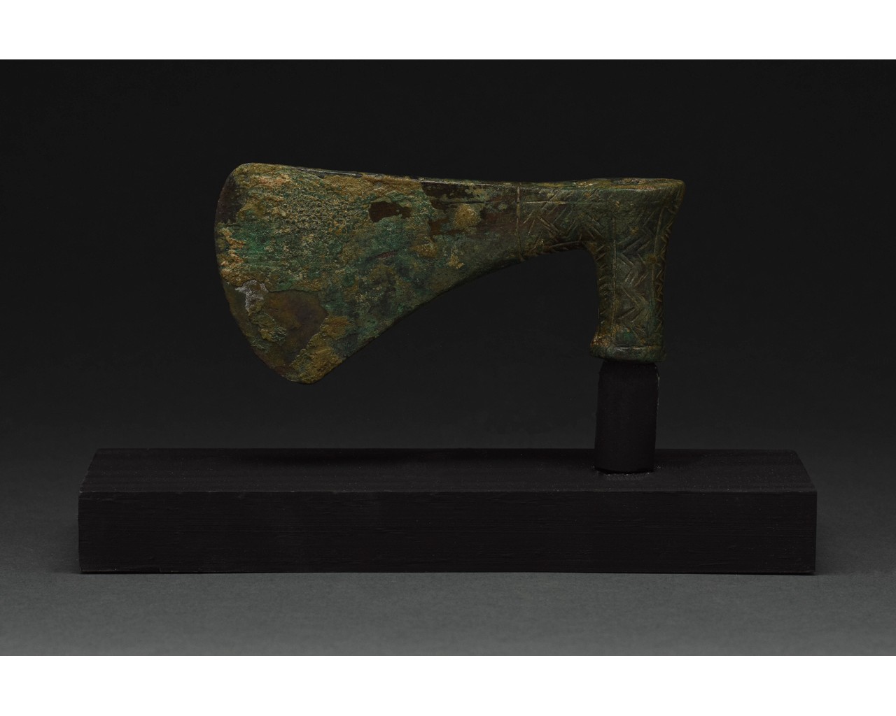 BEAUTIFUL BRONZE AGE BATTLE AXE HEAD - Image 2 of 7