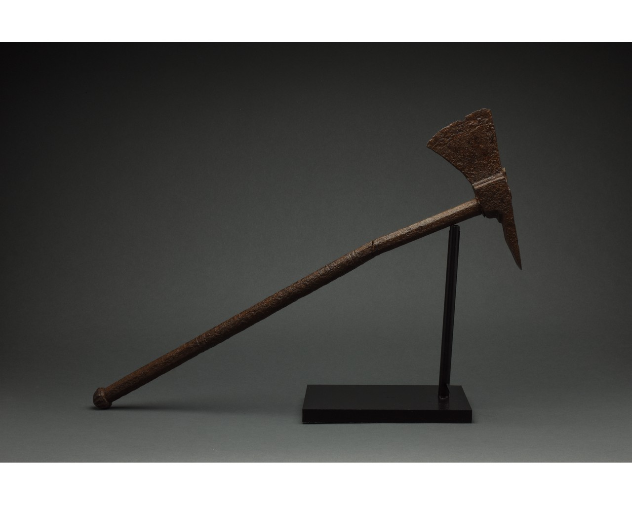 MEDIEVAL BATTLE AXE AND HAMMER WITH HANDLE - Image 6 of 7