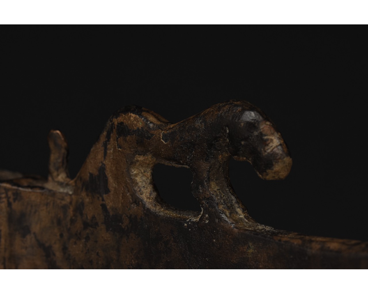 BRONZE AGE AXE HEAD WITH STYLISED TIGER - Image 6 of 7