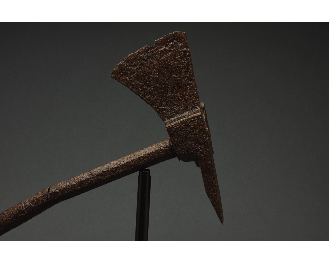 MEDIEVAL BATTLE AXE AND HAMMER WITH HANDLE - Image 7 of 7