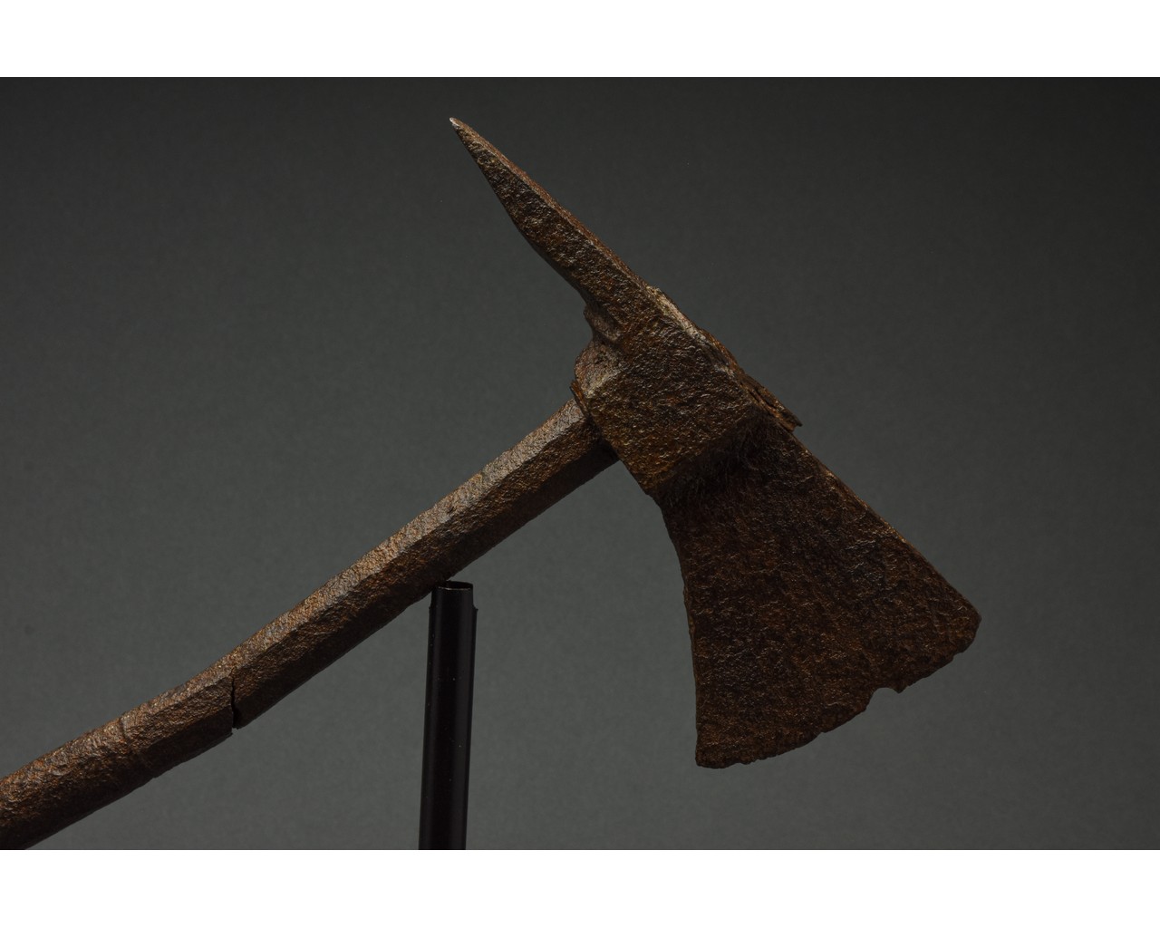MEDIEVAL BATTLE AXE AND HAMMER WITH HANDLE - Image 3 of 7