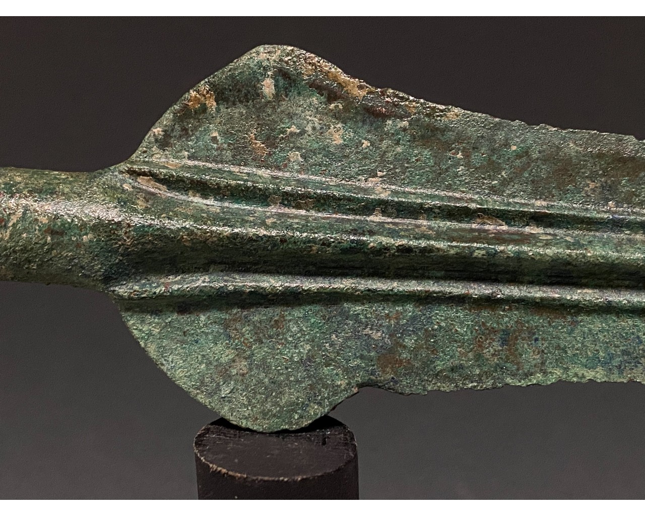 MAGNIFICENT ANCIENT BRONZE DECORATED SPEAR ON STAND - Image 5 of 7