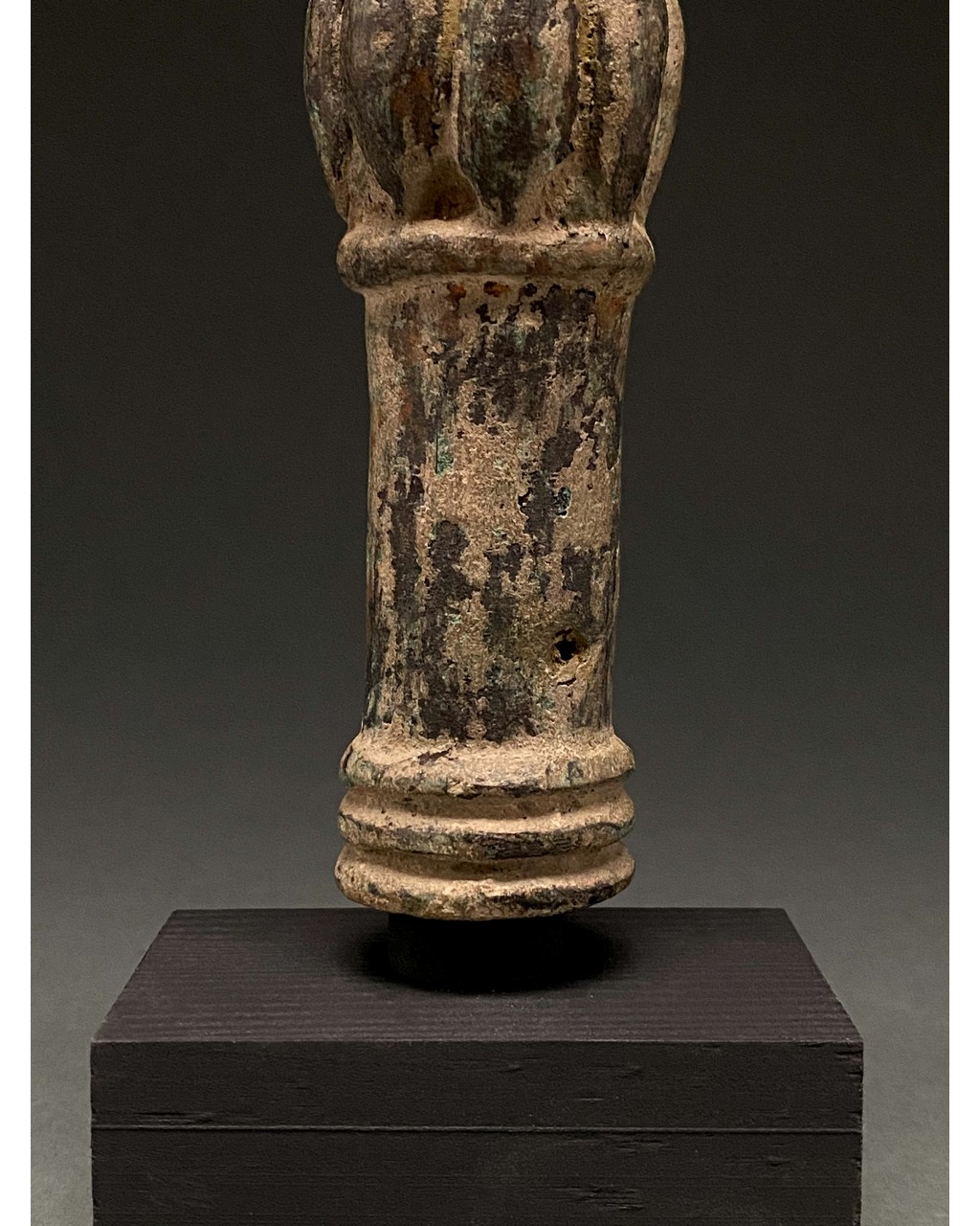 BRONZE AGE DECORATED MACE HEAD ON STAND - Image 3 of 7