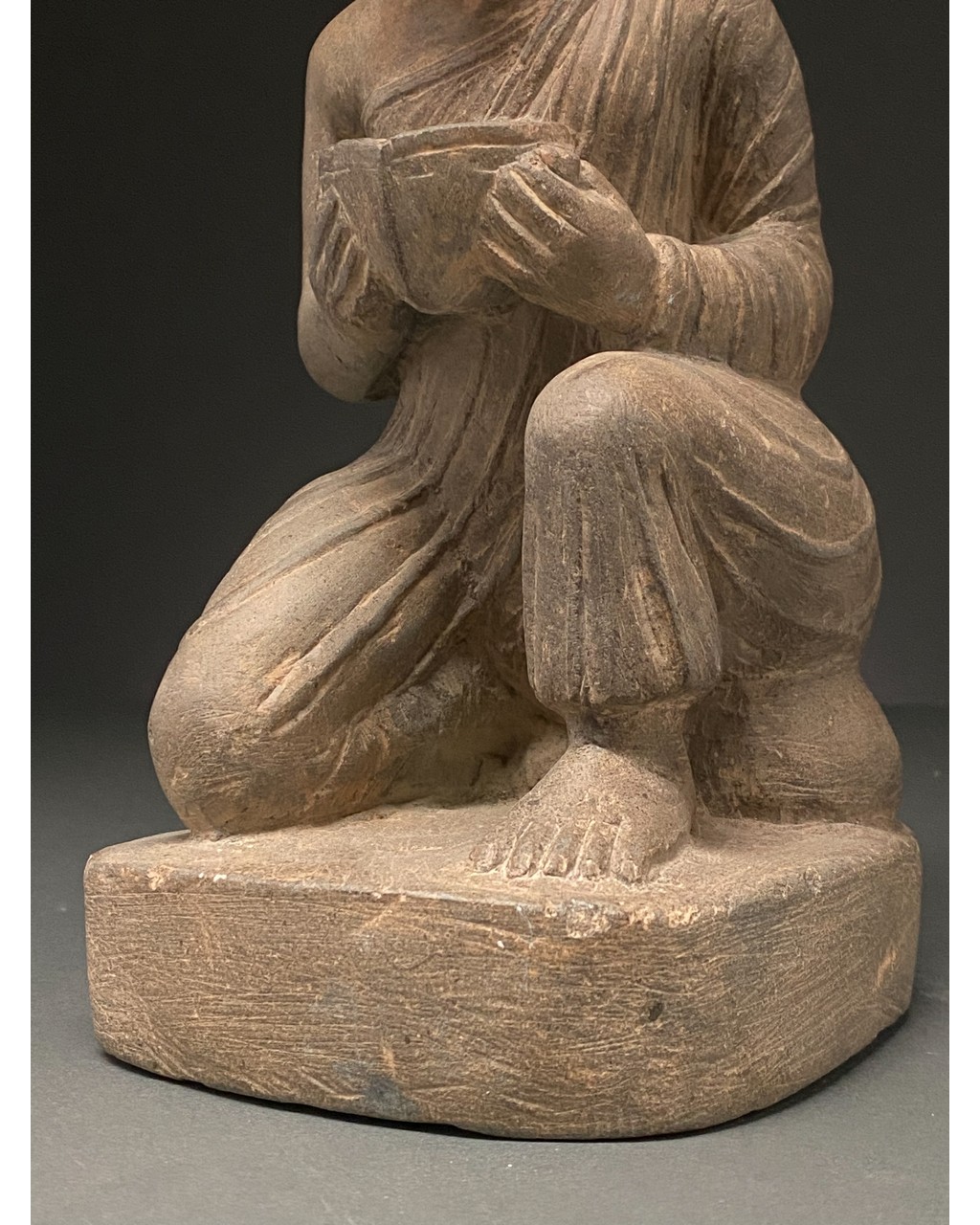 GANDHARA SCHIST STONE FIGURE OF KNEELING WORSHIPER - Image 6 of 6