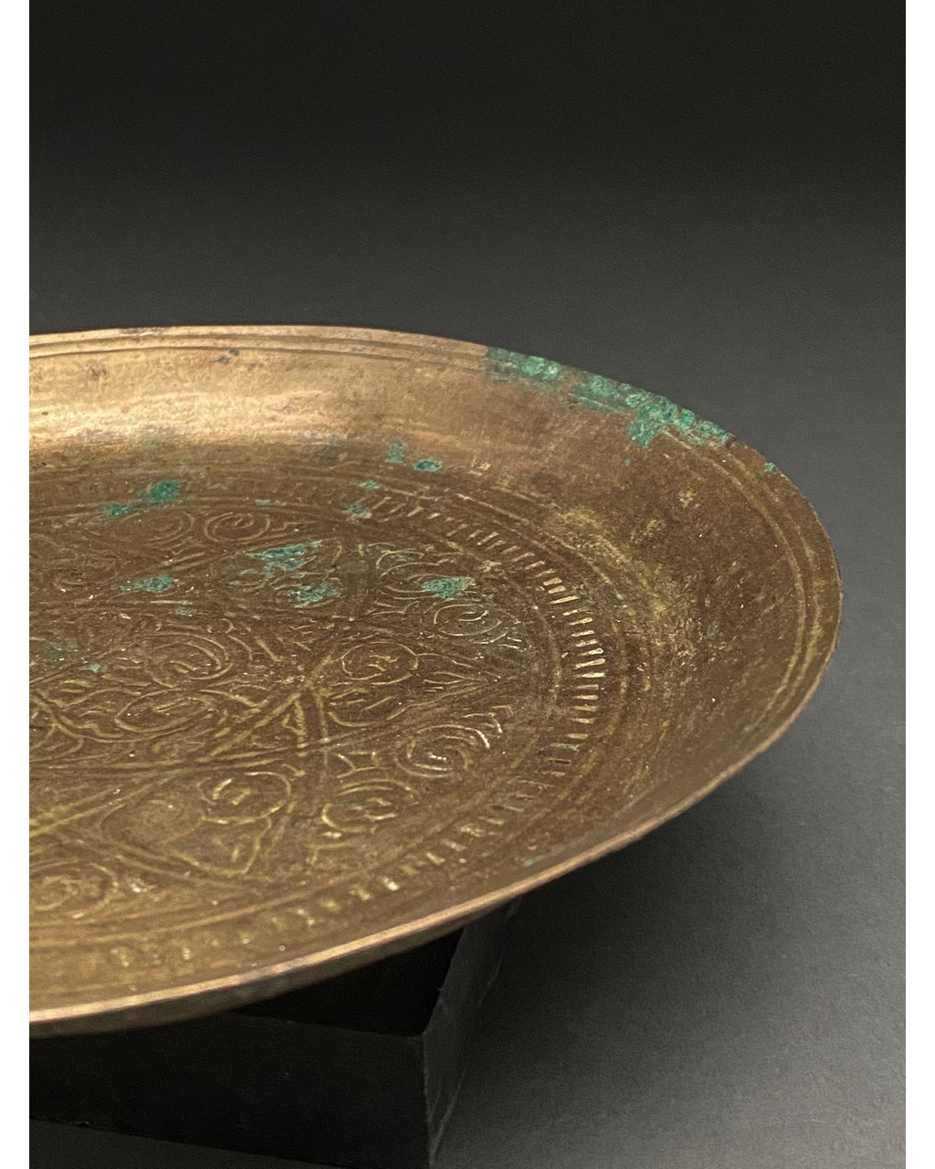 ISLAMIC, SELJUK BRONZE PLATE WITH GEOMETRIC DESIGNS - Image 3 of 6