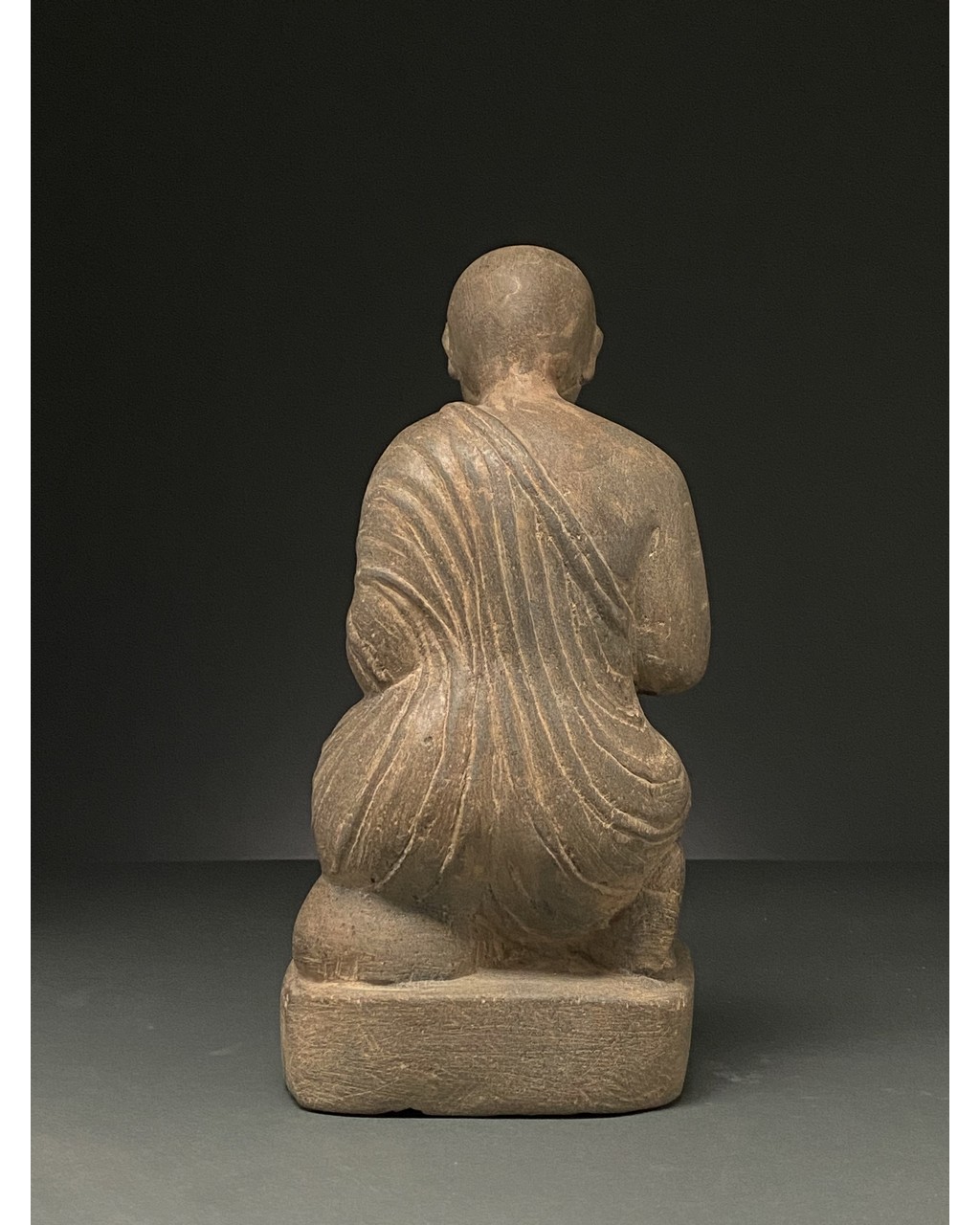 GANDHARA SCHIST STONE FIGURE OF KNEELING WORSHIPER - Image 4 of 6