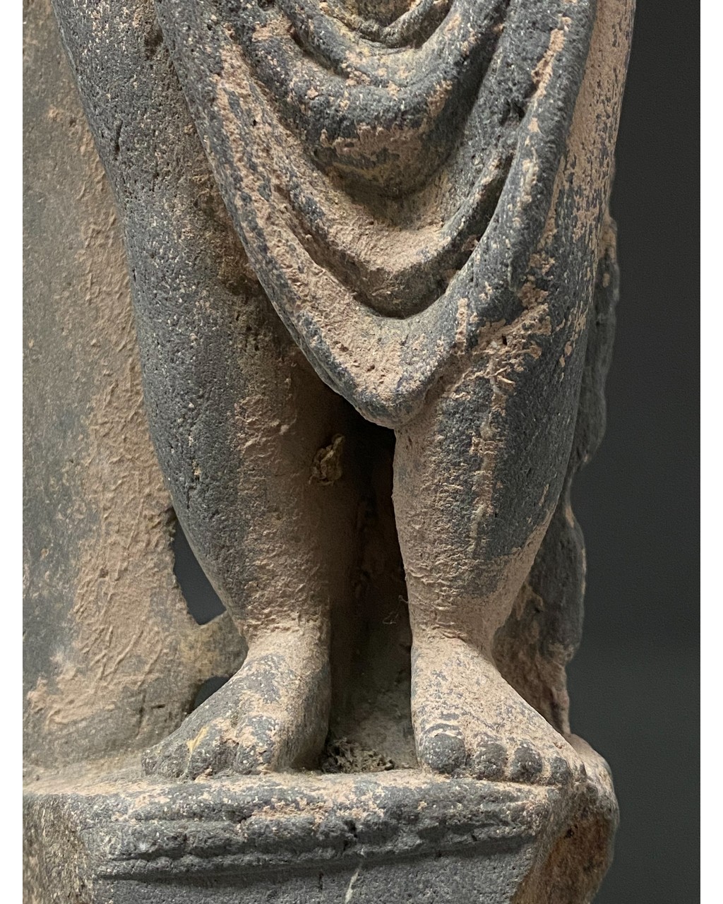 GANDHARA SCHIST STONE FIGURE OF A BUDDHIST WORSHIPER - Image 10 of 12