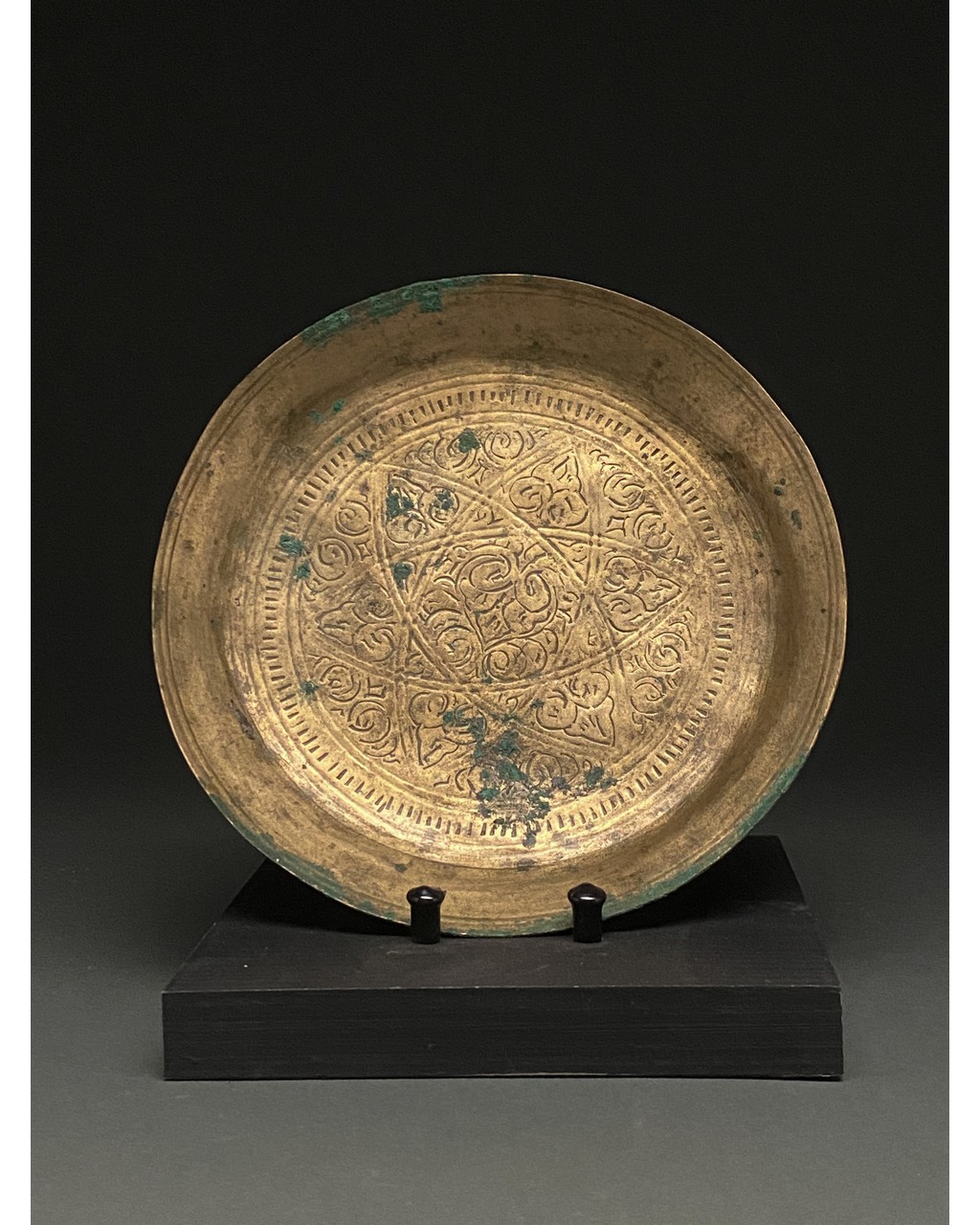 ISLAMIC, SELJUK BRONZE PLATE WITH GEOMETRIC DESIGNS