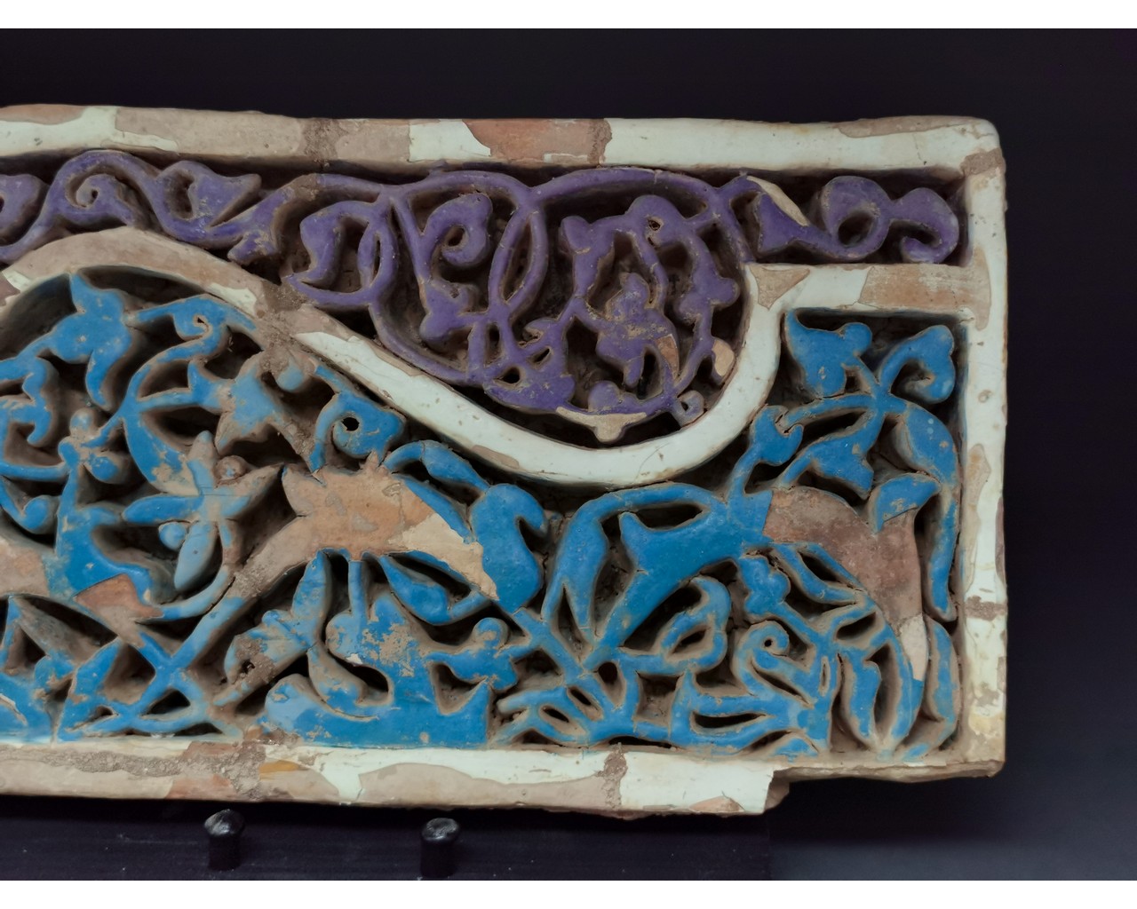 ISLAMIC, SELJUK GLAZED POTTERY TILE WITH DECORATION - Image 5 of 5